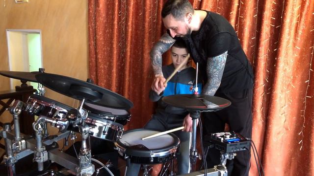 Дамир 11 лет,небольшой мастер класс (ударные) смотреть онлайн