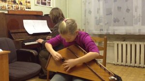 Дети играют на гуслях