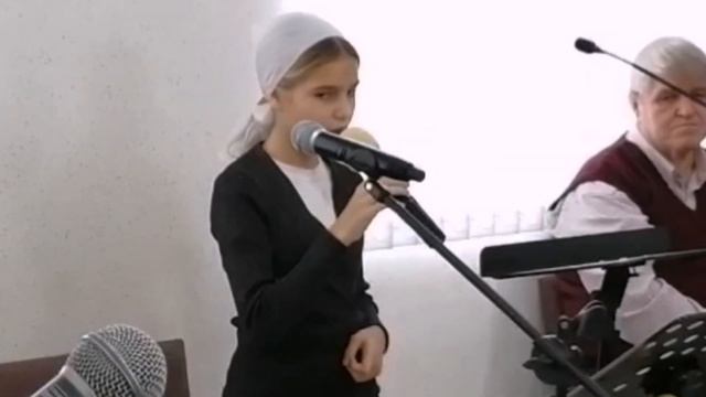 Быть счастливым, кто-то скажет очень просто/ Счастье - это то к чему страмятся люди / Ева Савченко