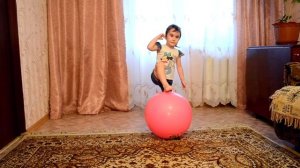 Упражнения на фитболе для детей. Зарядка. \/ Fitball exercises for children. Charging