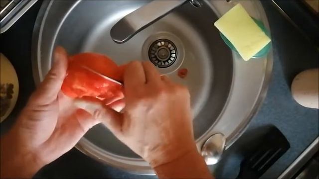 Перец фаршированный фаршем и рисом в кастрюле.