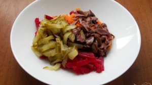 Постный салат с маринованными грибами