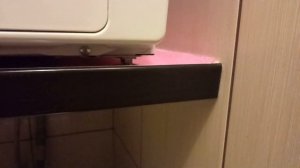 Стиральная машинка над унитазом, полка закреплена химическим анкером.