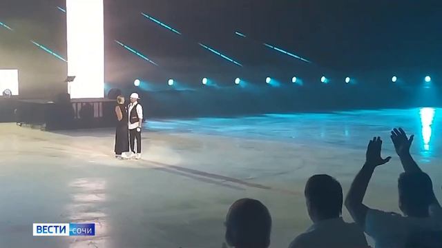 Роман Костомаров вышел на лед, несмотря на ампутацию стоп смотреть онлайн