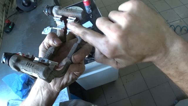 Skoda Yeti FL замена заднего суппорта, тормозных дисков и колодок с обслуживанием направляющих. смотреть онлайн