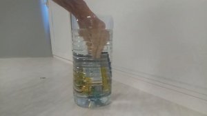 Разобранный PocketBook 632 Aqua окунают в воду, а он продолжает работать