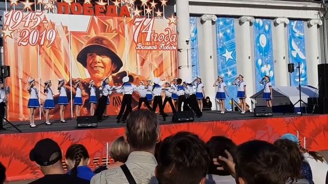 День Победы!//Прошлись по клумбам//Танцевали от души! смотреть онлайн