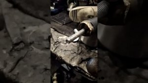 Закрепить дрель горизонтально.