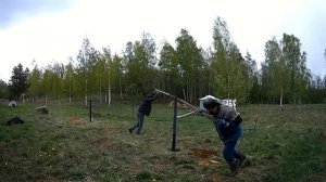 Как Закрутить Винтовые Сваи Вдвоём - Жизнь в Деревне