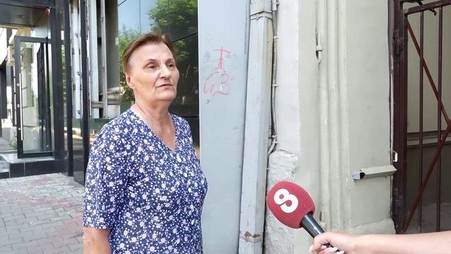 В КРАСНОЯРСКЕ В ЦЕНТРЕ ГОРОДА НА ПЕШЕХОДА УПАЛА ОБЛИЦОВКА БАЛКОНА