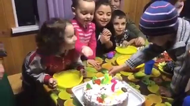 Девочка 2х лет сладко поёт happy birthday туду смотреть онлайн