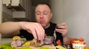 МУКБАНГ. ОБЖОР. СКУМБРИЯ ХОЛОДНОГО КОПЧЕНИЯ, СЕЛЁДКА ПОД ШУБОЙ, КАРТОХА С ЛУЧКОМ, ОВОЩИ, АСМР.