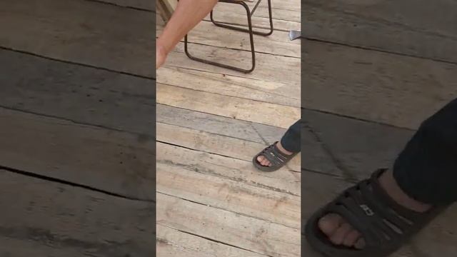 Как сделать ровные полы из необрезной доски. смотреть онлайн