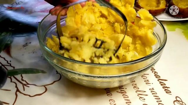 От такой картошки в духовке не откажется никто! Фаршированный картофель запеченный в духовке