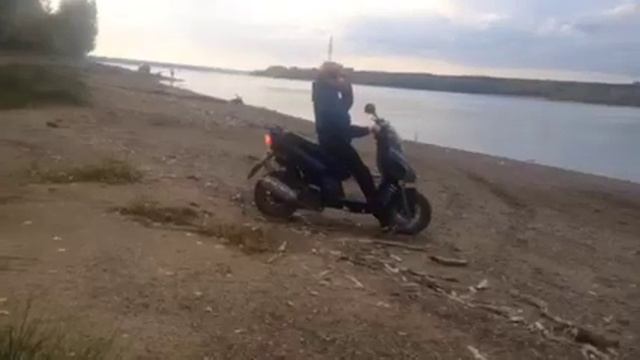 Дрифт на мопеде ТОРНАДО!!! Сделал бернаут. смотреть онлайн