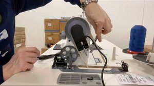 Как установить позиционер иглы на швейную машину.