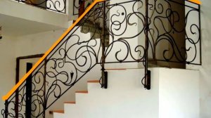 Кованые перила лестница на второй этаж в частном доме