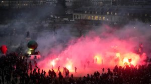 Во Франции сотни тысяч людей вышли на протесты против повышения пенсионного возраста