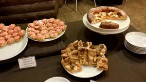 Country Resort: годовщина, шведский стол и бешеный страус