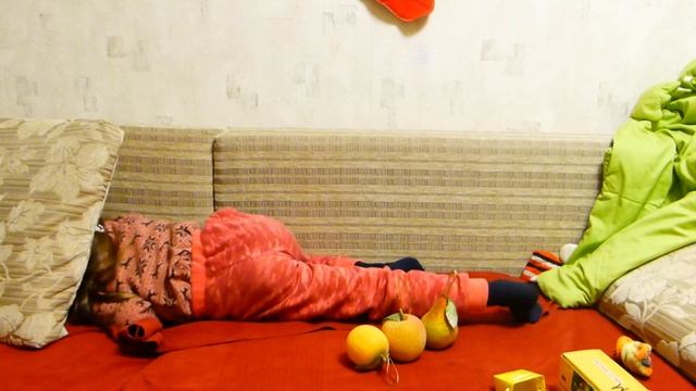 Игра с елочными игрушками смотреть онлайн