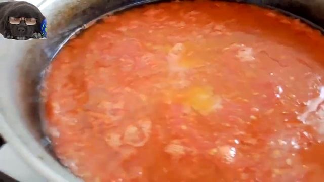 Жареный болгарский перец на сковороде в томатном соусе