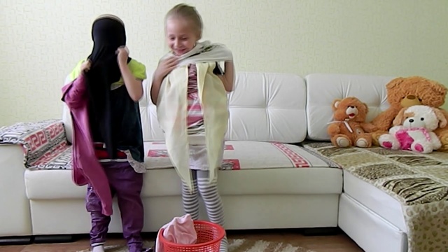 НОВЫЙ ЧЕЛЛЕНДЖ // Надень больше одежды ДЛЯ ДЕТЕЙ 