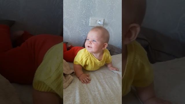 Аврора в желтой кофте
