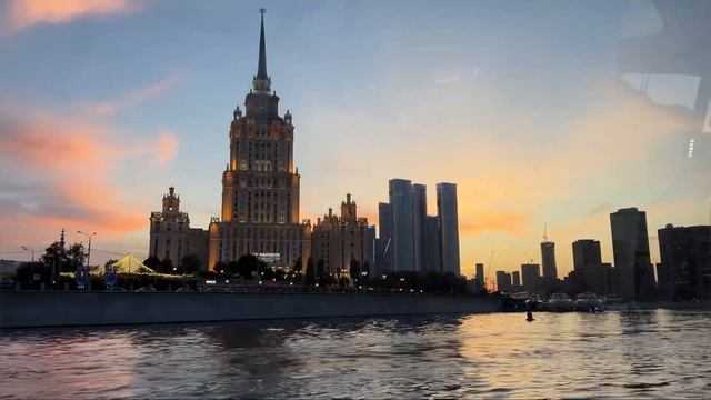 Прогулка на электрическом речном трамвайчике: обзор, цены, очередь, виды!