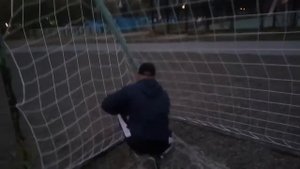 Повесили новую сетку на ворота в 1 мкр.