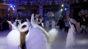 Танец маленьких ангелочков с крыльями на свадьбе. Dance of little angels with wings at the wedding.