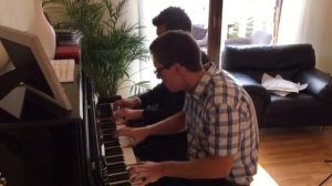 Игра в четыре руки на фортепиано.