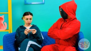 Меня приютили семья охранников из игры в кальмара от Multi Do Challenge