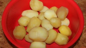 Половинки картофеля с луком и чесноком на сковороде