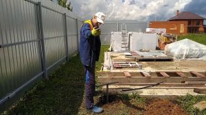 Бурю скважину ручным буром. Юморное видео для подписчиков