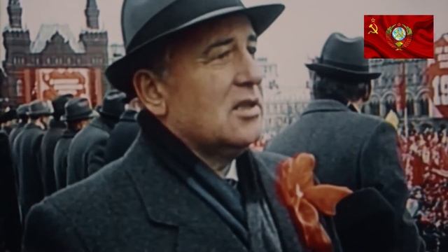 Горбачёв даёт интервью на трибуне мавзолея.