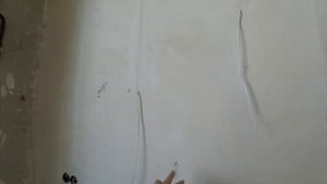 Проступили пятна под обоями. Или почему крайне важно стирать карандаш со стен.