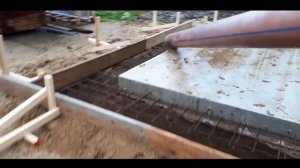 Заливаю фундамет бетоном с трубы.