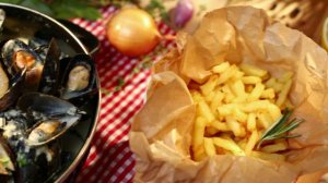Рецепт мидий в сливочном соусе с голубым сыром и картошкой фри