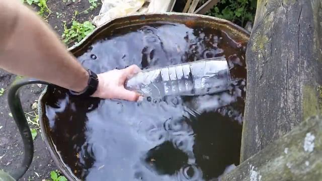 Как поливать из бочки огород, только шланг и пластиковая бутылка