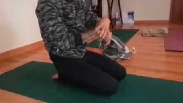 Ruslan Kleytman explaining wrist stretching / Руслан Клейтман объясняет растяжку кистей руки смотреть онлайн