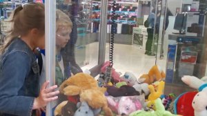 Игровой автомат. Aвтомат игрушек. Выигрываем мягкую игрушку. как достать игрушку.