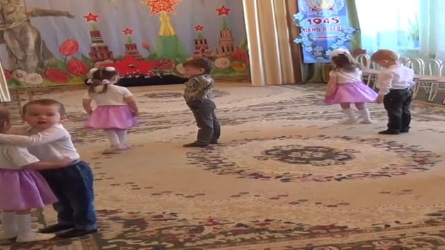 Танец "Помирились" первая младшая группа (2-3 года) смотреть онлайн