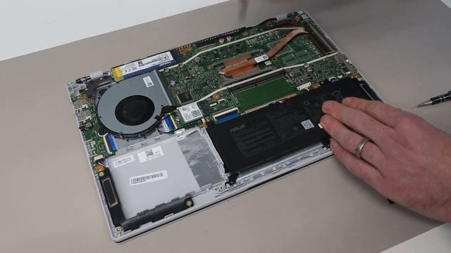 ASUS Vivobook X415EA/R465EA SSD and RAM Upgrade Guide смотреть онлайн