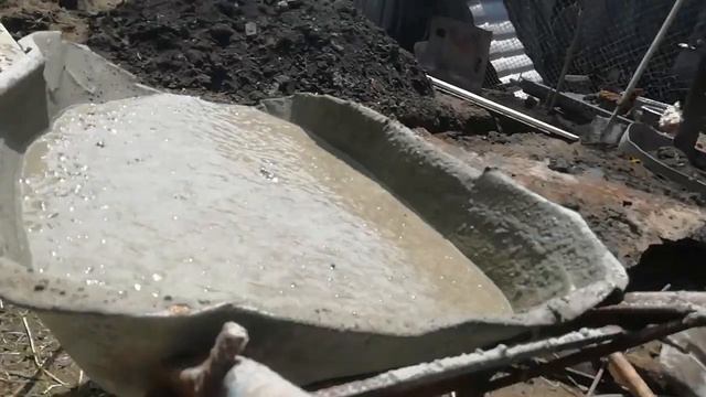 Заливка фундамента.Стройка сарая_коровника своими руками..mp4 смотреть онлайн