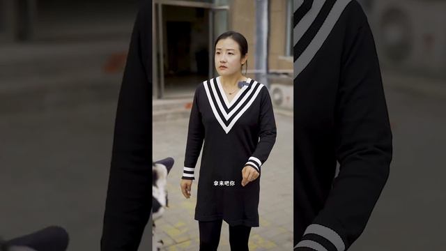 農村女孩入職面試，卻被勢力經理嫌棄農村人趕出，不料總裁發現直接將他開除【郭亞利】 смотреть онлайн