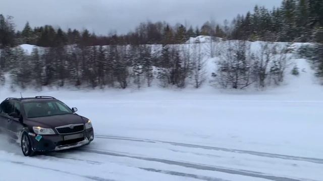 Skoda Octavia Scout ледовая трасса Кладовка(1) смотреть онлайн
