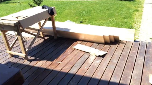 Лестница для дачи из сосны. Ступени сделаны из половинок бревен. смотреть онлайн