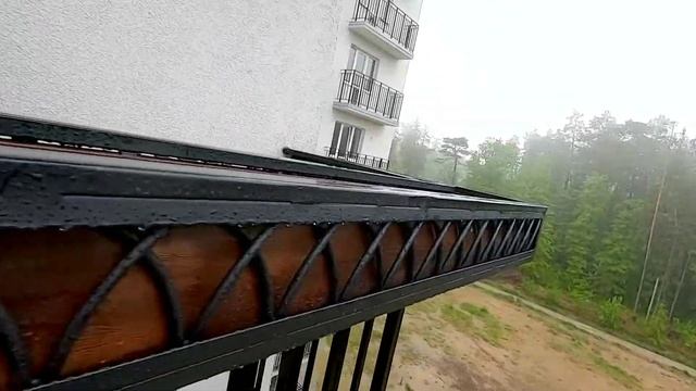 Цветочница на балконе