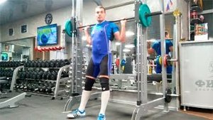 Приседания в машине смита с ногами впереди: техника выполнения