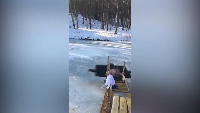 Игорь Додон искупался в ледяной воде на Крещение